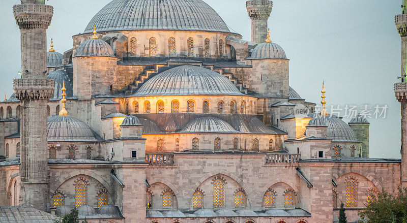 蓝色清真寺(Sultanahmet Camii)是土耳其伊斯坦布尔的一个主要旅游景点。